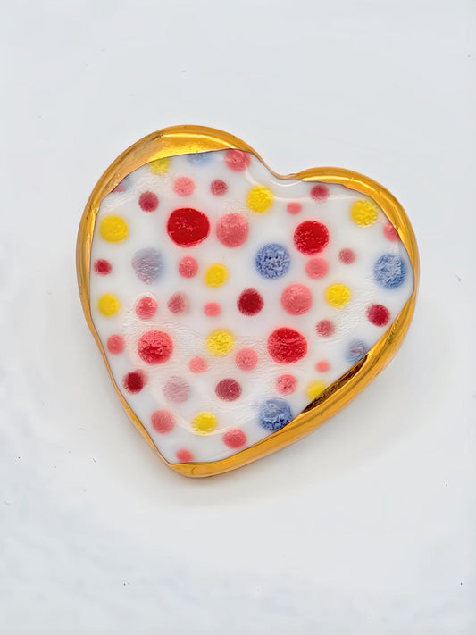 Broche coeur à petits pois multicolores, en porcelaine.