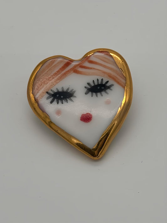 Broche  porcelaine coeur "bonne femme", bordure en or véritable