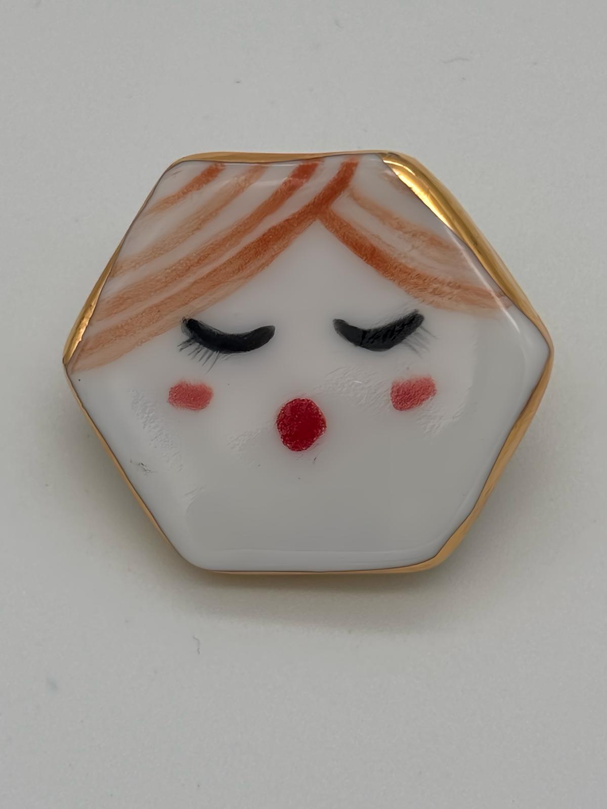 Broche  porcelaine hexagonale "Bonne Femme", bordure en or véritable.