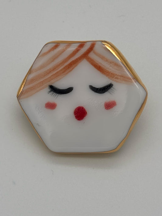 Broche  porcelaine hexagonale "Bonne Femme", bordure en or véritable.